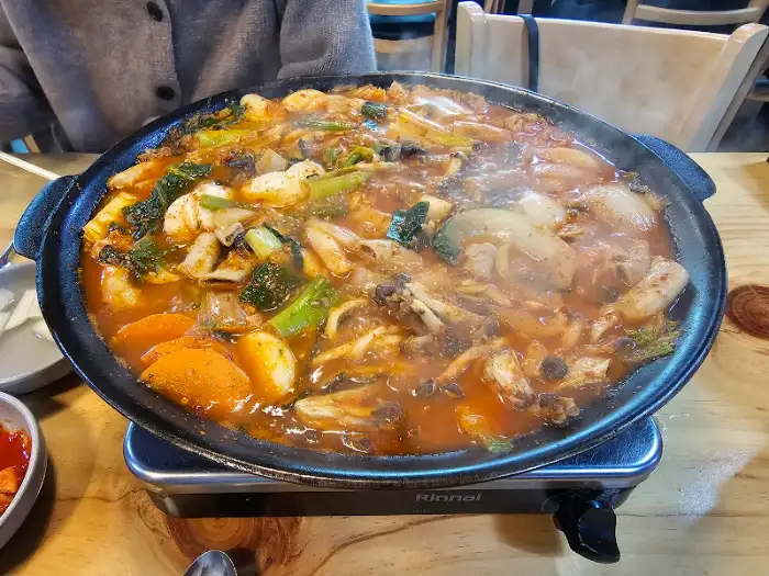 테이블 위에서 끓고 있는 곱창전골