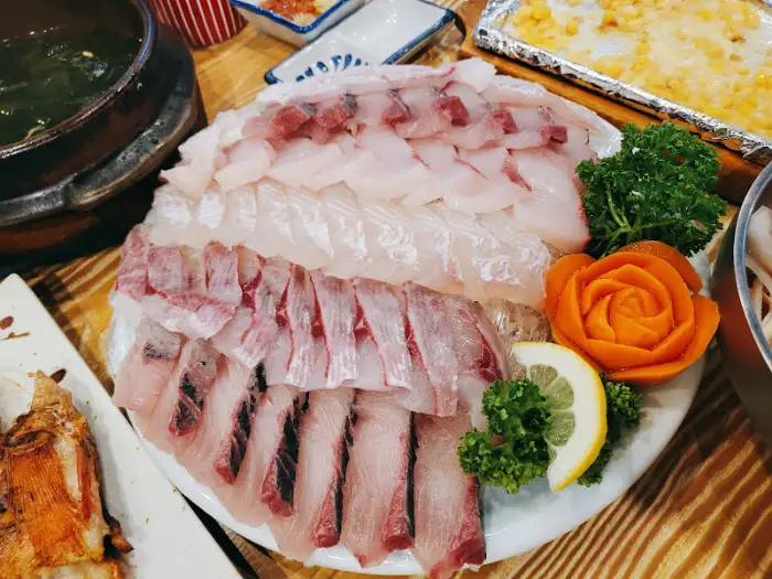 다양하게 플레이팅된 모듬회와 곁들임