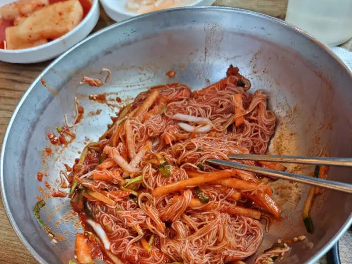비빔냉면이 담긴 대야와 집게