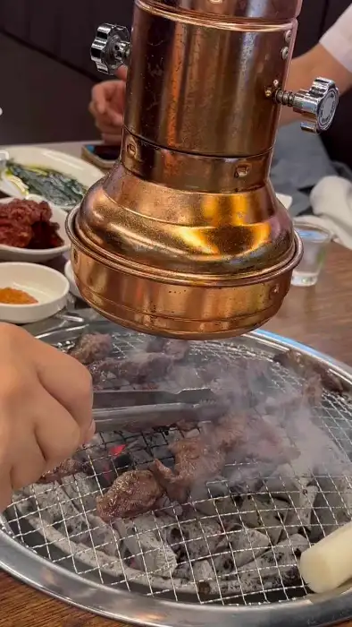 숯불 위에서 구워지고 있는 고기