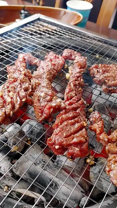 태백산 본점 고기 굽는 장면