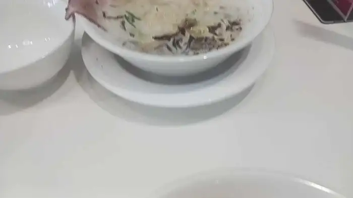 두 개의 라멘 그릇이 놓여 있고, 한쪽 그릇에는 빵 조각이 꽂혀 있다.