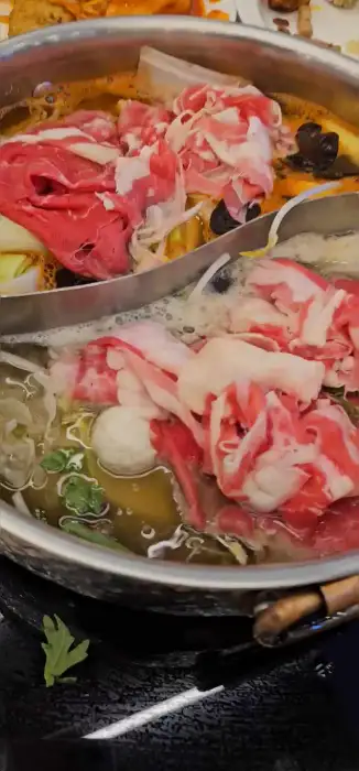 끓고 있는 샤브샤브 냄비에 담긴 소고기