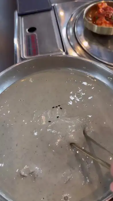 서리태 콩국수의 뽀얀 국물과 메밀면