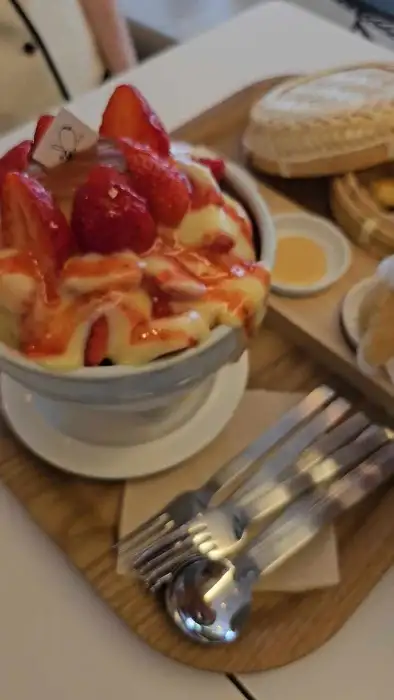 딸기 떡빙수 상세 비주얼