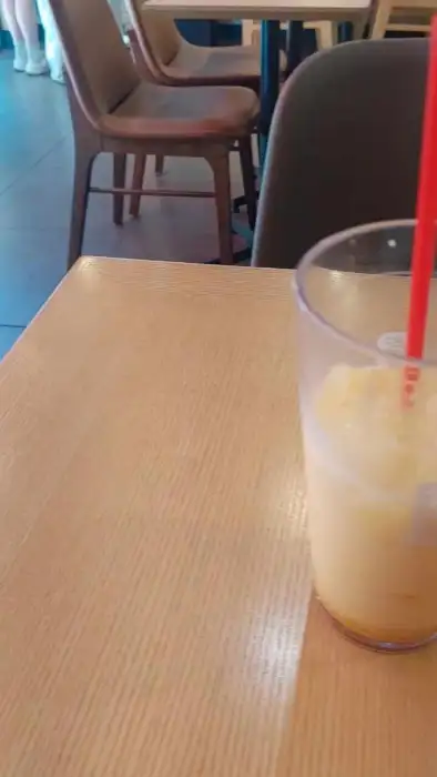 테이블 위 망고 스무디