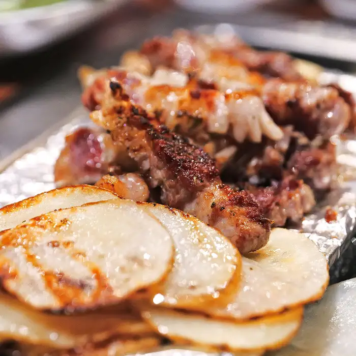 감자 위에 올려진 삼겹살과 쌈