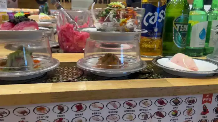 회전 초밥 레일 위 다양한 메뉴