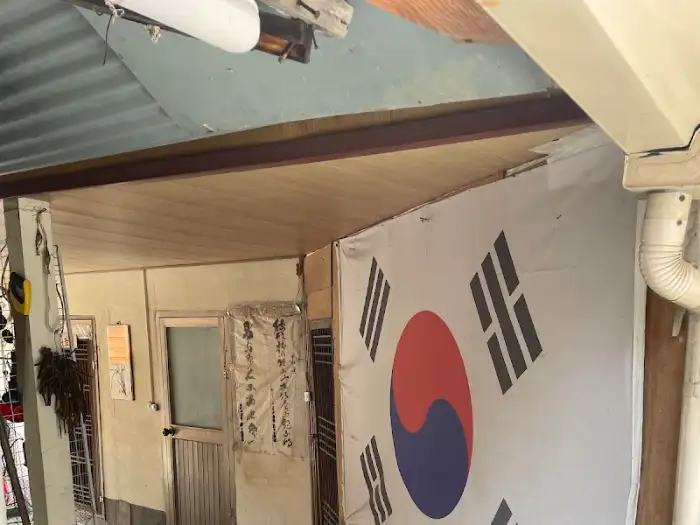 낡았지만 정겨운 식당 입구