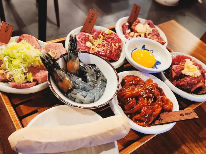 테이블에 차려진 야키니쿠 토시로 세트의 다양한 메뉴