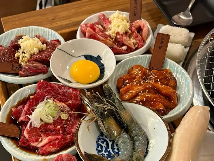 계란 노른자와 양념된 고기