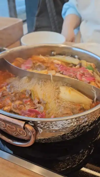 끓고 있는 샤브샤브 냄비
