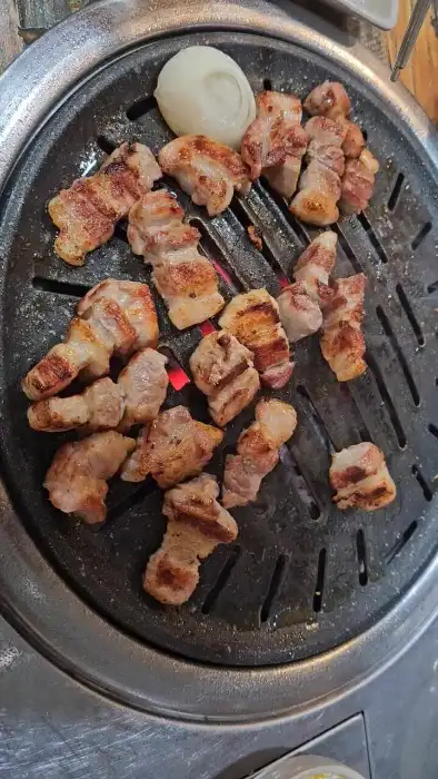 숯불 위에서 익어가고 있는 오겹살과 양파