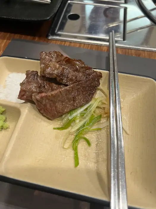 잘 구워진 한우와 곁들임