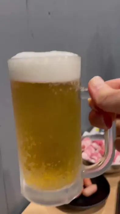 시원한 맥주가 담긴 맥주잔