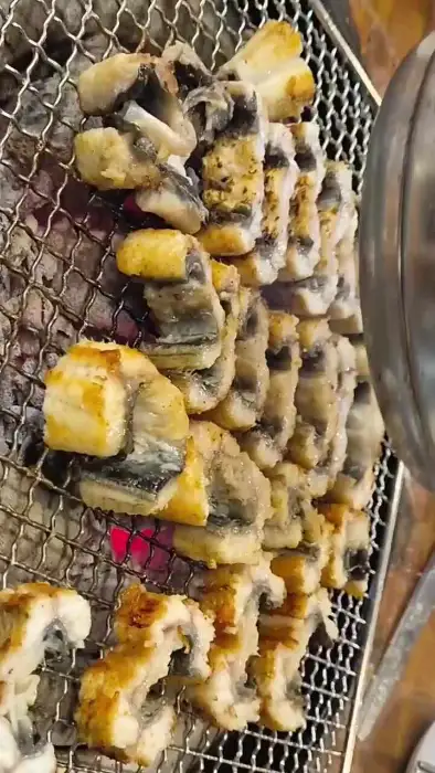 먹기 좋게 잘라서 구워지는 장어 조각들