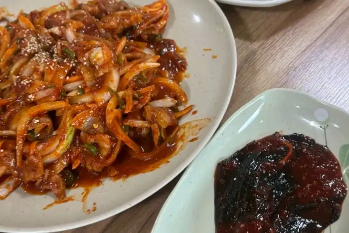 매콤한 양념의 제육볶음으로 보이는 음식