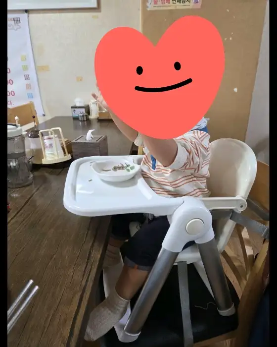 아기의자에 앉아있는 아이