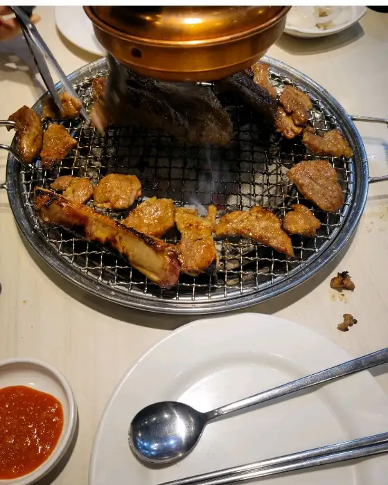 잘 구워진 갈비 조각들
