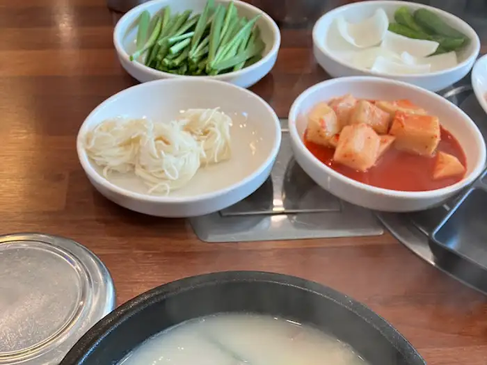 정갈하게 차려진 밑반찬과 보글보글 끓는 순대국밥