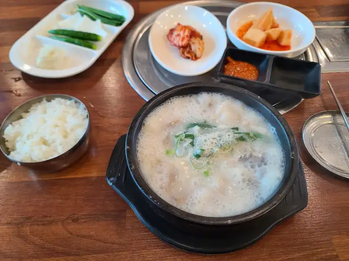밑반찬과 함께 놓인 순대국밥