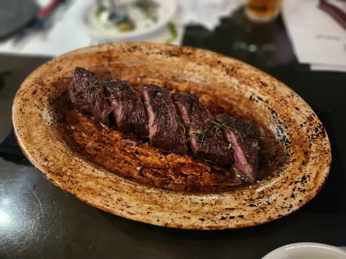 먹음직스럽게 썰린 스테이크