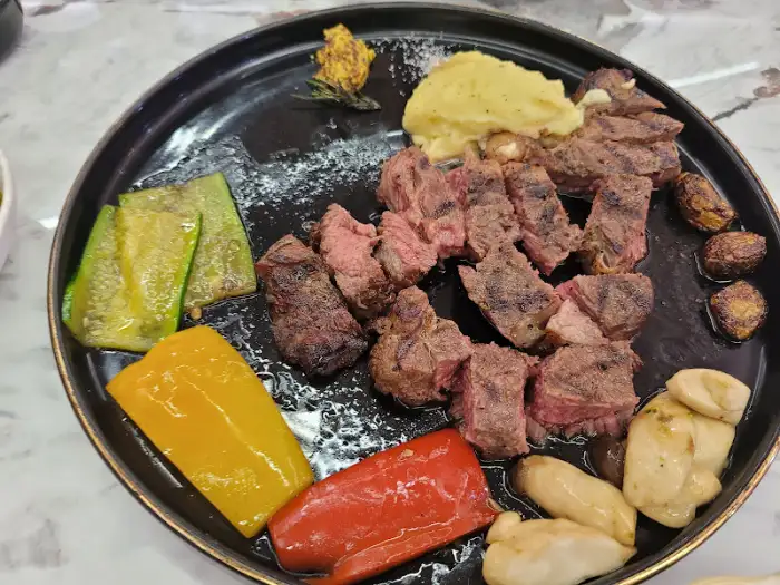 다양한 채소와 소스 곁들인 스테이크
