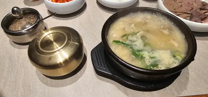 김이 모락모락 나는 순대국