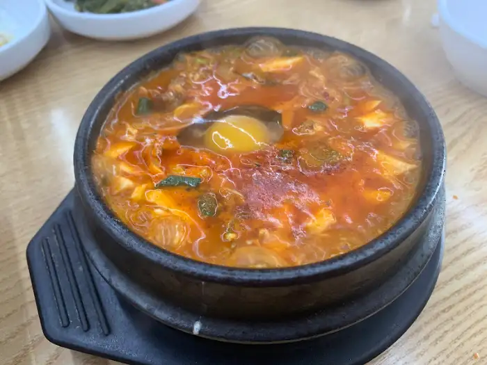 차돌박이 순두부찌개와 솥밥