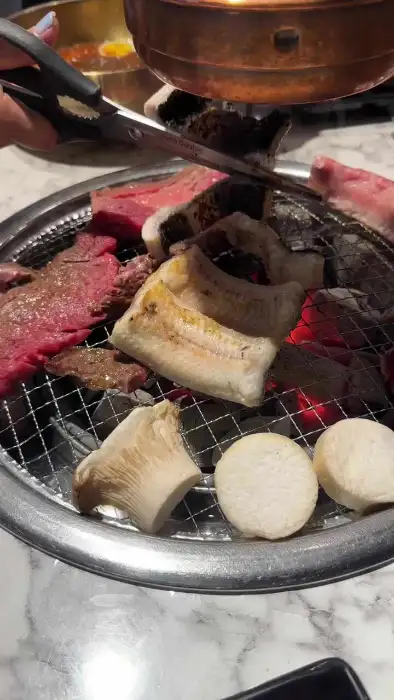 굽고 있는 고기 모습