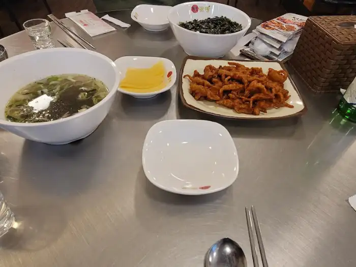 다양한 음식이 차려진 테이블