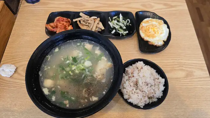 따뜻한 국물과 밥, 그리고 정갈한 반찬이 차려진 식탁