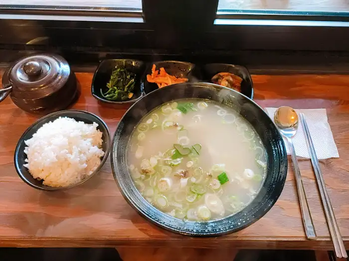 김이 모락모락 나는 탕과 밥, 그리고 한국적인 풍미의 반찬들