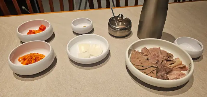 다양한 곁들임 찬이 놓인 테이블