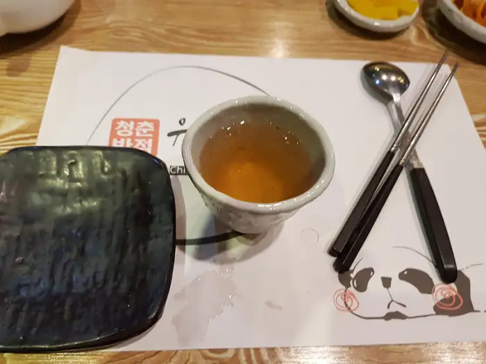 차와 젓가락, 숟가락 세팅