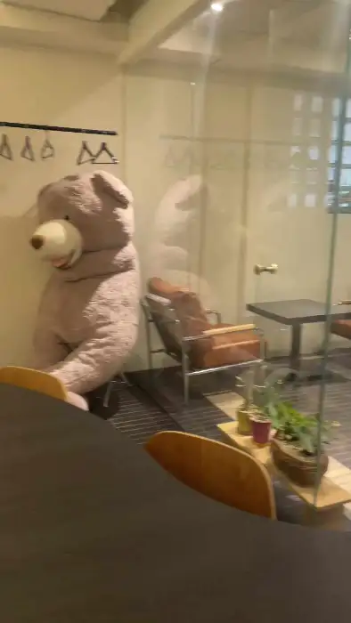 큰 곰 인형이 놓인 공간