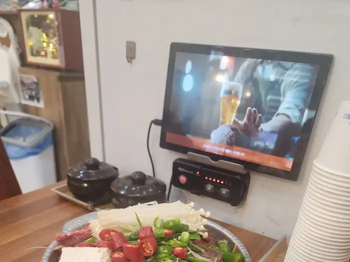 메뉴를 보여주는 TV 화면