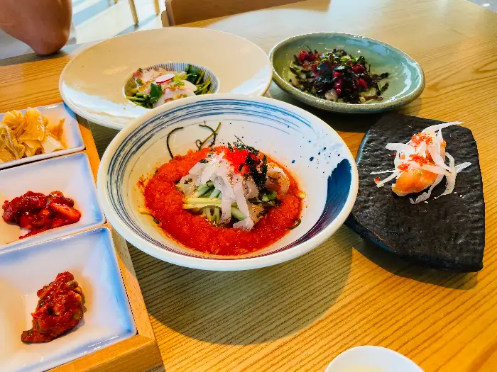 물회와 곁들여 나온 신선한 해산물 요리