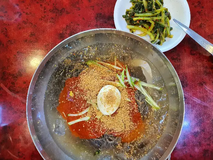 물냉면과 곁들임 찬