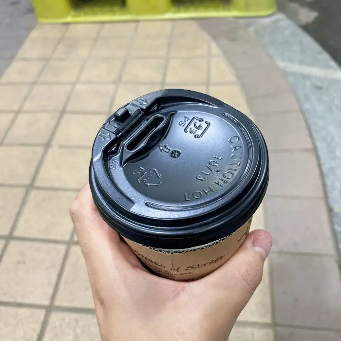 따뜻한 커피가 담긴 컵