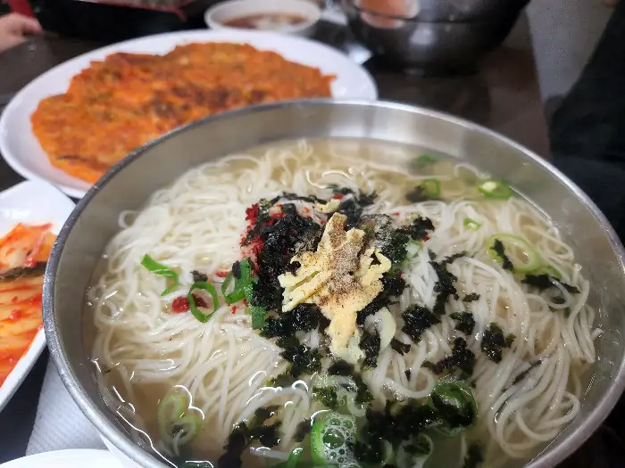 잔치국수와 파전, 김치