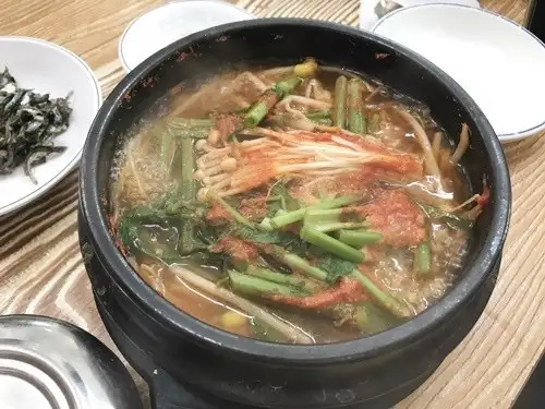 가자미와 야채가 푸짐하게 들어있는 뚝배기