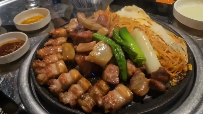 푸짐하게 차려진 밑반찬과 중앙의 불판 모습
