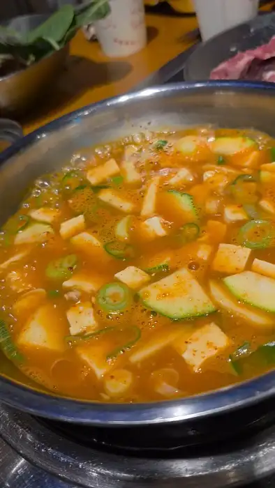 두부, 호박, 파 등이 들어간 김치찌개처럼 보이는 찌개