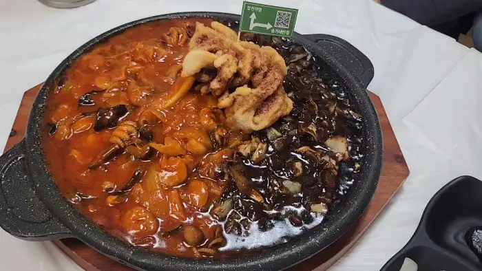 짜장, 짬뽕, 튀김이 어우러진 짬짜돌