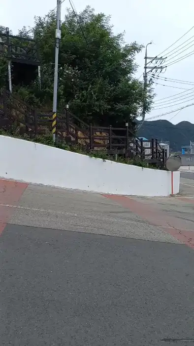 바닷가 풍경이 보이는 언덕길