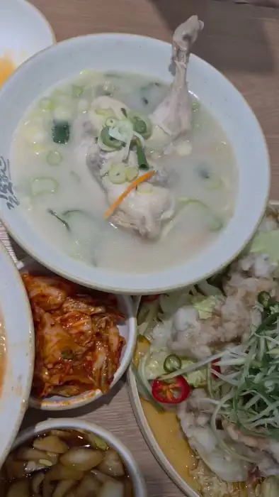 닭곰탕과 곁들임 반찬