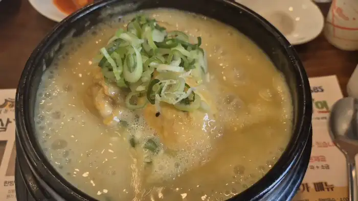 김이 모락모락 나는 삼계탕 클로즈업 사진.