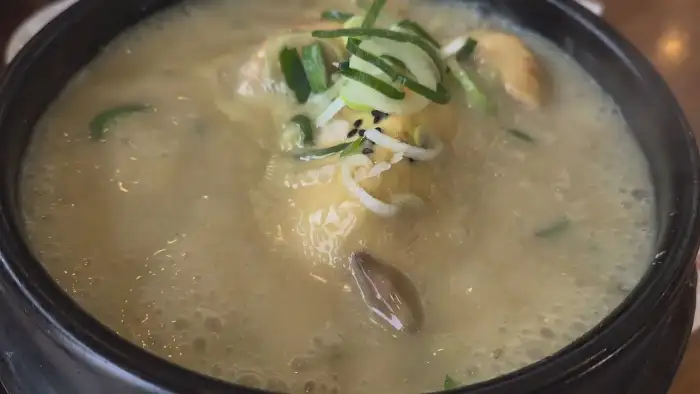 삼계탕 국물 속 닭고기와 찹쌀의 모습.