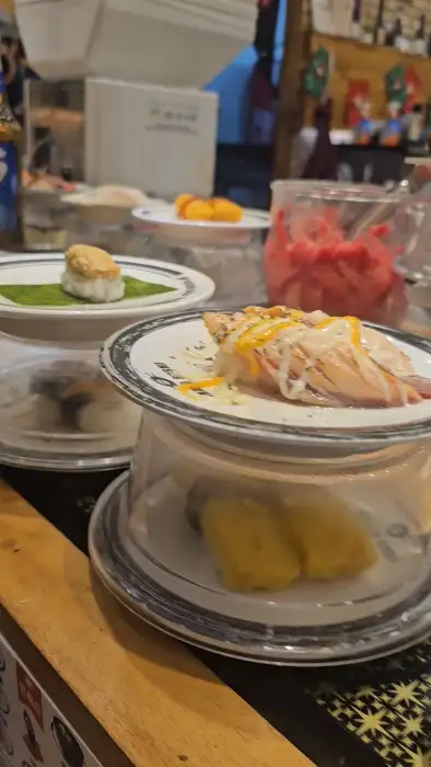 연어 위에 소스가 뿌려진 초밥